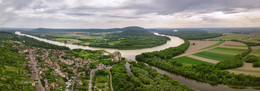 Devin / Руины замка Devin на берегу рек Дуная и Моравы. 
Замок в Словакии, а за реками - Австрия.
