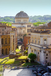 Рим. Большая Синагога. / Большая синагога Рима (итал. Tempio Maggiore di Roma) — самая большая синагога в Риме.
Настоящее здание синагоги было построено вскоре после объединения Италии в 1870 году, когда Королевство Италия захватило Рим и Папское государство перестало существовать. Римское гетто было разрушено, и евреи получили гражданство. Здание, в котором ранее размещалась синагога гетто (со сложной структурой корпусов в одном здании) было снесено, и еврейская община начала строить планы на новое и впечатляющее здание.
Внешний вид здания разработан архитекторами Винченцо Коста и Освальдо Арманни; здание было построено с 1901 по 1904 годы на берегах Тибра, с видом на старое гетто. Благодаря эклектичному стилю синагога выделяется даже в городе известным достопримечательностями и сооружениями[1]. Алюминиевый купол синагоги является единственным квадратным куполом у зданий в Риме и легко идентифицирует культовое сооружение даже на расстоянии.