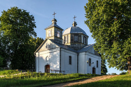 Николаевская церковь. / Совершенно случайно велосипедная прогулка закончилась удивительным открытием. В 4 километрах от Полоцка в деревне Коллективная на берегу озера Ропно увидел небольшую церковь. Это церковь Св. Николая с древней историей. В Средние века на этом месте находился Скит Богоявленского мужского монастыря, но первые упоминания о ските относятся к 14 веку, когда самого монастыря еще не было. В 1750 году на этом месте была построена кладбищенская каменная церковь в честь Святого Николая Чудотворца. В Советские времена Церковь пришла в упадок и в здании, по рассказам местных жителей в одно время располагалось общежитие работников Полоцкого льнозавода. В наше время была попытка восстановления церкви, но так до конца дело пока и не доведено, причины этого мне неизвестны. Возле церкви старинное кладбице с надгробными плитами начала- середины 19 века. Самое раннее из увиденных захоронений относится к 1818 году. И вопрос пока без ответа - почему в этом отдаленном от цивилизации месте захоронены жена богатого купца, генерал-лейтенант с женой, действительный статский советник и другие далеко не простые люди ...