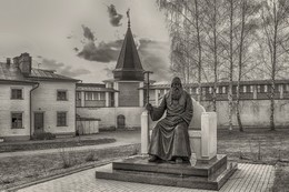 &nbsp; / Памятник первому Патриарху Московскому и Всея Руси, первому управителю Свято-Успенского монастыря в Старице архимандриту, уроженцу Старицы Иову (установлен в 2012 году, скульптор Ю. Хмелевский).
