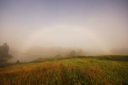 Безоблачное утро / Под ясным утренним небом- радуга в облаке тумана.