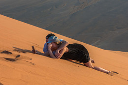 СЕЛФИ из последних сил / пустыня Намиб и гуляющие люди по утренней пустыни