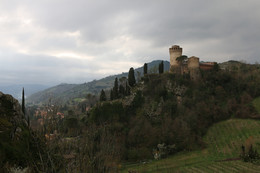 Замок на горе / Бризигелла, Эмилия-Романья, Италия.