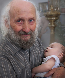 Дедушка / Дедушка с уснувшим внуком на руках