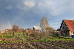 Весенняя радуга / Радуга в небе весеннем висела,
Весело с неба на землю смотрела.
Радостно мы улыбались в ответ:
- Радуга-радуга, цвет-пересвет.