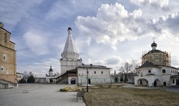 &nbsp; / В старицком монастыре.