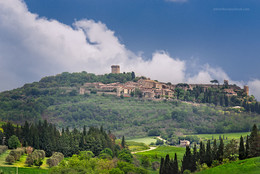 Итальянский город Pienza в долине реки Орча. / Итальянский город Pienza расположен в центральной части страны, в Тоскане, в долине реки Орча. В 1996 году ЮНЕСКО включил его в список Всемирного наследия человечества, а в 2004 году вся долина Валь д ' Орча была включена в список ЮНЕСКО мирового культурного ландшафта.