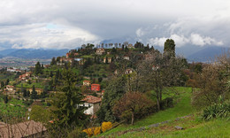Подоблачные Альпы / Бергамо, Ломбардия, Италия. Вид на Альпы с холма Св. Евфемии.
