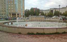 Лето, привет / Дети купаются в фонтане.