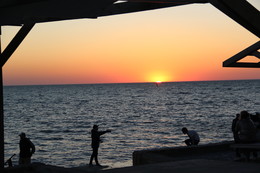 Рыбачки у моря / На закате появляются рыбаки на берегу Малой Анапской бухты. И реально что-то ловят!!!