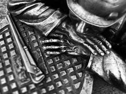 &nbsp; / Друзья, с сегодняшнего дня я начинаю новую большую рубрику: теперь я буду снимать на сотовый телефон портреты статуй и делать это так, будто все они - живые люди...) название для рубрики и хэштег еще не придумала, поэтому буду рада вашим предложениям)