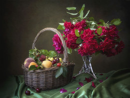 Натюрморт с пурпурными розами и фруктами / классический натюрморт