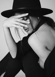 &nbsp; / фото: Марина Щеглова 
модель: Александра Чащина 
макияж, шляпа: Екатерина Бекренёва 
локация: Своя фотостудия