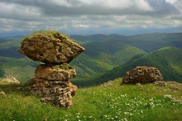Скалы / Много ходил по горам Кавказа,но такого не видел,верхний камень стоит на нескольких точках, и кажется, что его можно столкнуть но...