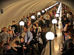 На эскалаторе бегущем можно сделать много дел... / Москва, метро ВДНХ, 09.05.2015
https://yadi.sk/a/zF2CfgZt3VPhHG