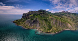 Зеленый остров Карадаг / Цветущий майский Карадаг с воздуха. Коктебель, Крым. Дронопанорама