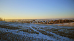 На закате / Зимний деревенский пейзаж на закате.