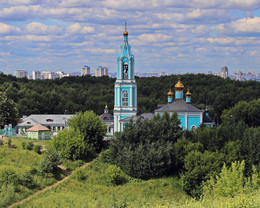 Не из моего окна / Храм Рождества Пресвятой Богородицы в Крылатском был излюбленным местом царя Ивана Грозного. Когда он возвращался с походов, останавливался в селе Крылатское. Поэтому название церкви произошло от названия «Крылетским» или «крыльцо перед Москвой».

Первая информация о селе по исторической справке относится к началу пятнадцатого века, когда князь Василий подарил его жене, а о храме первые данные имеются с середины шестнадцатого века. Как большинство других церквей она была деревянной конструкции и много раз горела. После последнего пожара в начале девятнадцатого века, по ходатайству прихожан Крылатского и окрестных сёл в 1862 году началось возведение нового каменного храма с двумя приделами. В церкви находилась Рудненская икона Богоматери, найденная местными жителями. Когда крестьяне шли на сенокос, то у родника в траве обнаружили образ. Для него построили специальную часовенку.
В настоящее время о святыне напоминает родник, который находится у подножия холма. Сам родник известен во времена государя Ивана Грозного и в период его царствования воду поставляли в царский двор. На Крылатских холмах это не один источник. По легенде вода обладает целебной силой