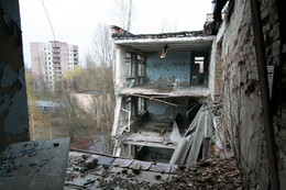 Не из моего окна / Рухнувшая стена школы в Припяти