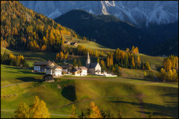 Осенний свет / Вечер в Санта Маддалене Val di Funes Доломитовые Альпы Италия.