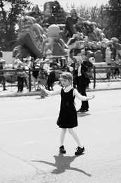 Танец памяти / Девочка в одиночестве танцует под вальс на 9 мая.
г.Малоярославец