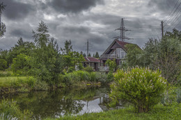 Вдали от шума городского, машинных пробок и людей, у водоёма небольшого. Жаль - не хватает лебедей. / Пригород Конакова. 1км от городской черты.