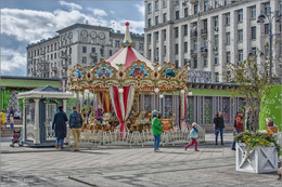 Тверская площадь. Карусель для детей / В эти дни в городе проходил фестиваль Московская весна.