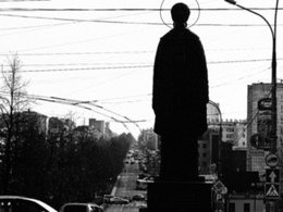 Охраняя город / 2010 год. Пермь, памятник Николаю Чудотворцу.
Снято на Samsung ES20