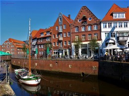 Stade / Штаде. Fischmarkt &amp; Willi. Willi - одномачтовое плоскодонное судно, Fischmarkt - рыбный рынок. Stade - старинный (более 1000лет) миниатюрный городок возле Гамбурга. Узкие мощеные улочки, фахверковые дома, памятники, скульптуры, крошечная набережная и старая рыночная площадь, парк со старой мельницей и домиками, крытыми камышом, придают городу шарм и свой неповторимый образ.