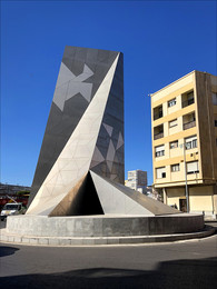 Cadiz, Spain / Monument at roundabout near the entrance to the port of Cadiz, in the background is located the monument to the Spanish Constitution of 1812, take in Cadiz, Andalusia, Spain
Монумент посвящённый Испанской Конституции 1812 года в Кадисе (Испания), недалеко от морского порта, где пришвартовался наш круизный корабль Norwegian Star в мае 2018 года.