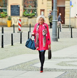 "Пускай года, как ласточки летят ..." / "Пускай года, как ласточки летят.
 Зависит возраст женщины - от духа.
 Быть можно молодой и в пятьдесят,
 А можно жить и в двадцать, как старуха!!!"
 Л.Рубальская