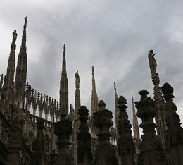 Ближе к небу - ближе к Богу... / Статуи святых на крыше Миланского собора.
