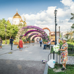  / Москва. Продавщица цветов на Гоголевском бульваре