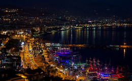 Вид с крепости на вечернюю набережную и порт Алания / ----
