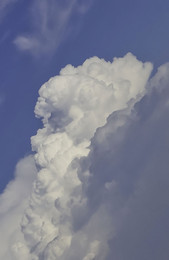ПРИРОДА САМЫЙ ЛУЧШИЙ ХУДОЖНИК / ветер рисует в облаках человеческие портреты. Голова смотрит налево.