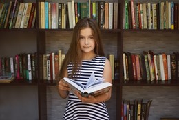 &nbsp; / Девочка с книгой
