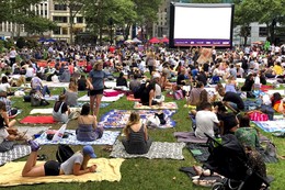 В ожидании вечернего кино в Bryant Park / Нью-Йорк