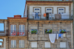 Может быть чья-то ностальгия....или.....? / Португалия, Гимарайнш, Советская символика, балкон, фрагмент дома