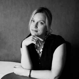 "У этой женщины в глазах осенний блюз..." / "У этой женщины в глазах осенний блюз -
 Немного грусти под насмешливостью взгляда ...
 В ее годах - все многоцветье листопада,
 Пьянящее и терпкое на вкус ..."
 Ю.Егоров