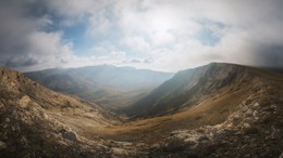 Сарпа-Су / Крым, Чатыр-даг, вид на ущелье Сарпа-Су. Осень 2017 года