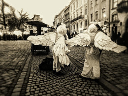 Ангелы в городе / Уличная зарисовка. Львов.