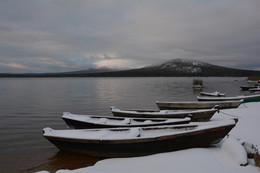 Первый снег. / Снимок сделан в октябре 2017 года на озере Зюраткуль, Саткинский район Челябинской области.