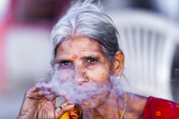 indian women / women smoked