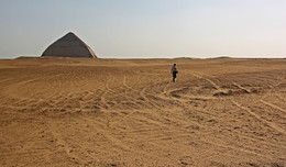 По пустыне / Египет, Дахшур, Ломаная пирамида Снофру.