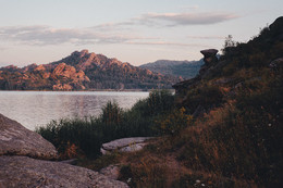 Хранитель озера / На противоположном берегу камни похожи на человека. Оз.Колыванское, Алтайский край