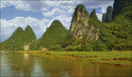 Река Лицзян / Река Лицзян, опоясывающая Гуйлинь, или просто река Ли, – одна из самых чистых рек Китая, жемчужина гуйлиньского пейзажа.
