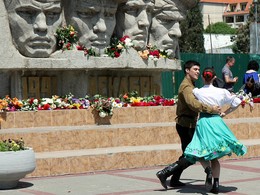 Победная кадриль / Крым, Коктебель, День победы, праздничный концерт у памятника воинам Коктебельского десанта