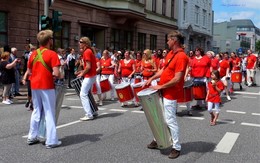 Международный фестиваль уличных искусств «Штамп» / В Гамбурге, в районе Альтона прошел международный фестиваль уличных искусств «Штамп». Свои таланты раскрыли более 1000 художников из более чем 20 стран мира. Фестивальное шествие состоялось на следующий день, 18. 06. 2017 года, после чего артисты выступали у Ратуши района Альтона.
А́льтона (нем. Áltona) — один из 7 районов города Гамбурга с населением в 248 тыс. жителей. Расположен на правом берегу реки Эльба.
В 1640 году Альтона была занята датчанами, их владычество продолжалось более двухсот лет, до 1864 года. Король Фредерик III даровал ей статус города, таможенные привилегии, свободу поселения и вероисповедания. Здесь жили писатели Карл Май и Генрих Гейне.
В 1938 году Альтона, как и ещё несколько близлежащих городов, стала частью Гамбурга.