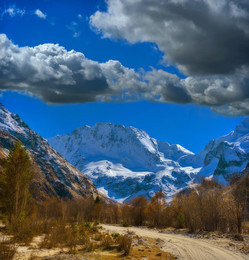 По дороге за мечтой к Уллу-Тау / Горный массив Уллу-Тау представляет собой отрезок Главного Кавказского хребта в его центральной части. Вершина Уллу-Тау высотой 4207 метров замыкает ущелье Адыр-Су. Крутые склоны почти полностью покрыты льдом и снегом, не тающим даже в самые жаркие месяцы. Говорят, что это одно из самых таинственных мест Кавказа. Из поколения в поколения передаются легенды о том, что эта самая высокая гора ущелья обладает необъяснимой силой и исполняет желания. Жившие в верховьях Кавказа еще с древних времен приходили к горе, чтобы попросить у нее о самом сокровенном.