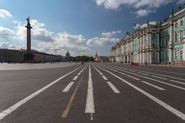 Дворцовая пл. / Простор и размах Дворцовой площади производит неизгладимое впечатление каждый раз, как заходишь на неё...Красная, столичная, зажата Кремлем, магазином и церквями, от того кажется небольшой. Ну, и на самом деле, Дворцовая в 2 раза больше Красной: 50 тыс против 23 тыс квадратных метров.